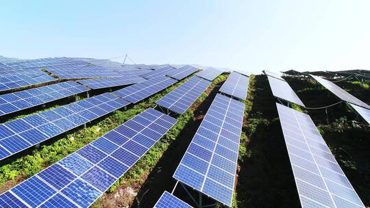 航拍山上光伏太阳能电池板