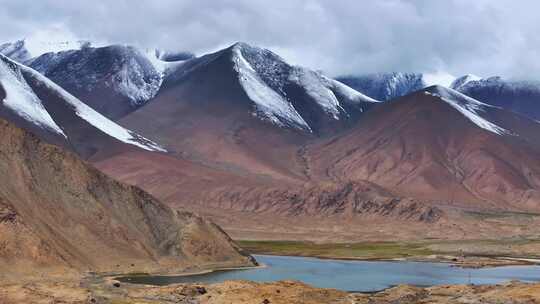 雪山下的湖泊