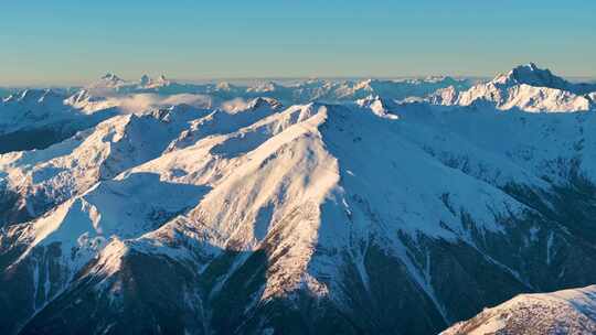 航拍雪山日照金山