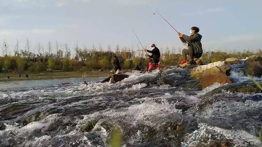 贾鲁河中钓鱼的人们