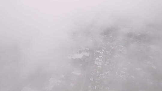 危地马拉市郊区云层上方的航拍镜头。