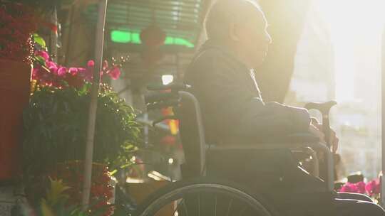 老年人从轮椅上站起来【商用需购买企业授权