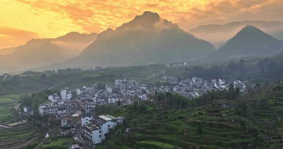 山间 大山 阳光 清晨 晨雾 梯田