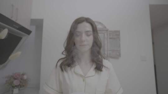 居家女性近景画面