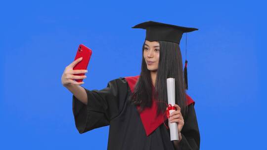 手持毕业证书自拍的女生视频素材模板下载