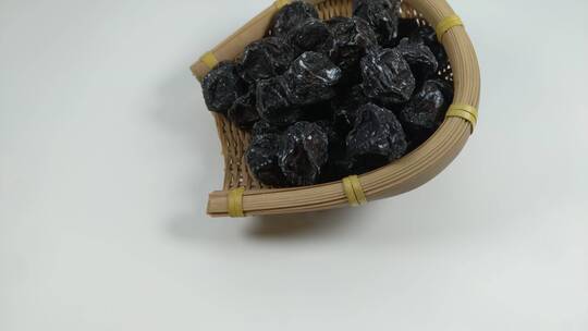 白底滑轮乌梅零食