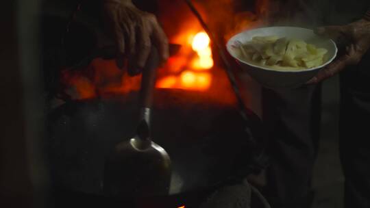 夜晚农村厨房柴火饭，老人吃饭4k视频素材