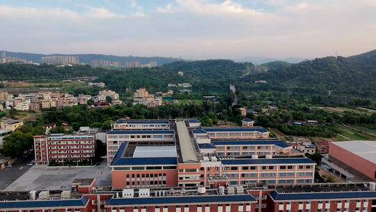 学校园建筑及周边环境俯瞰高清在线视频素材下载