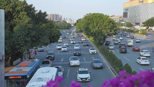 城市公路行驶的汽车