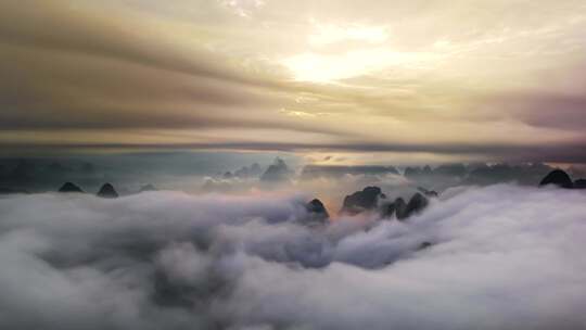 早晨时分桂林漓江山脉峡谷大气日出云海