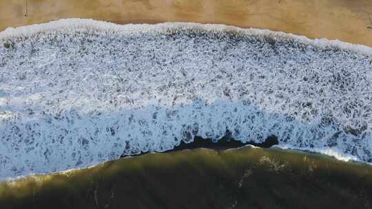 海浪拍打着沙滩的天线