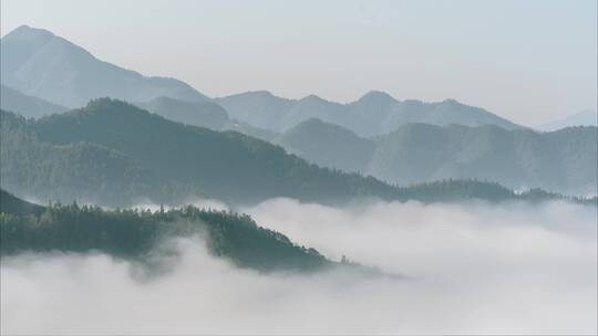 石潭山间翻涌的云海