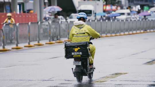 升格雨天的外卖小哥