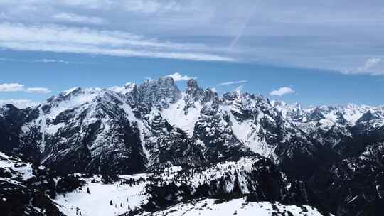 蓝天白云下的西藏林芝雪山风光