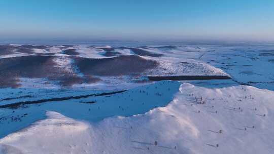 冬季旷野丘陵地带的广阔雪景鸟瞰图