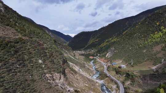 航拍四川甘孜措普沟景区秋色风光