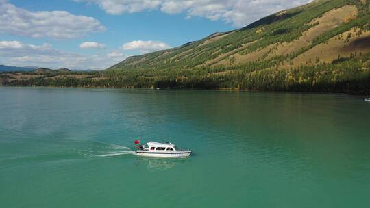 新疆喀纳斯湖泊游船风光视频素材模板下载