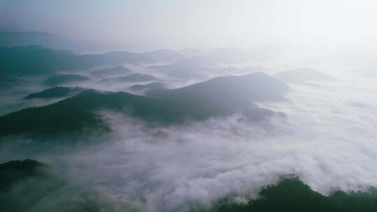 航拍群山中的云海和乡村