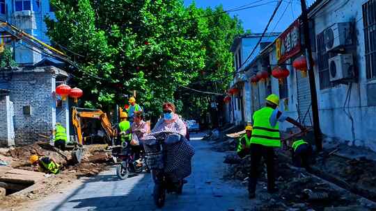 城市建设/建筑工人正在繁忙施工的街道