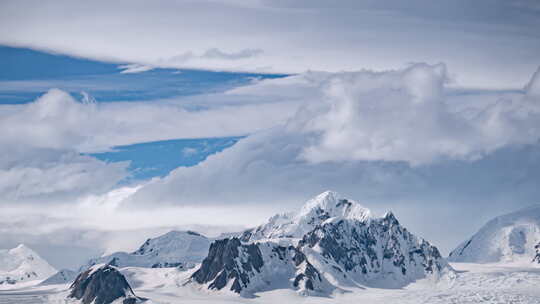 雪中白蓝冰川冰山顶的时间推移。积云越过冰