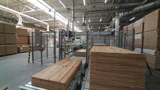 生产镶木地板的工业设备视频素材模板下载
