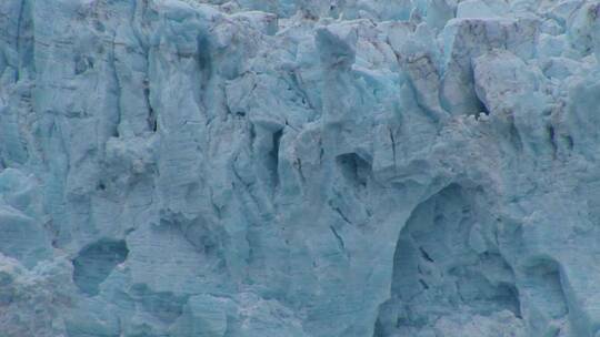 冰川裂入冰冷的海湾