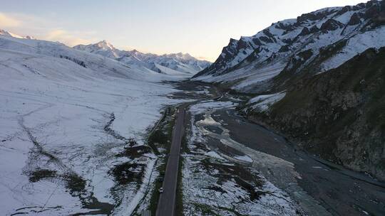 独库公路的雪山