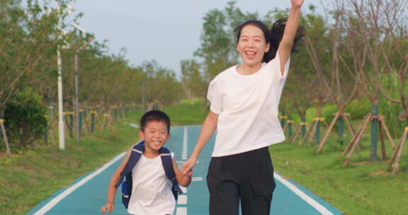 母子相伴上学