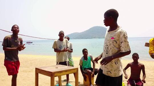 业余音乐家在非洲的海滩上表演
