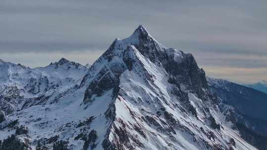 航拍雪山