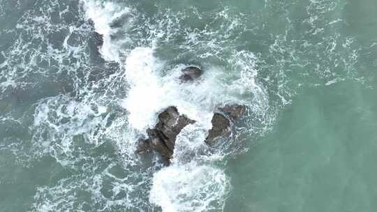 俯拍海岸礁石海浪拍打岩石海水海边浪花潮水