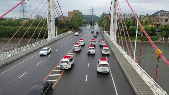 航拍婚礼车队行驶在公路大桥上