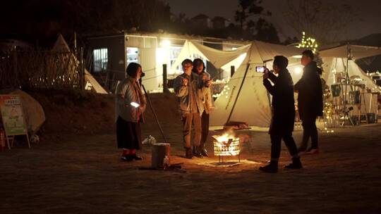 夜晚露营篝火前跳舞的人们视频素材模板下载