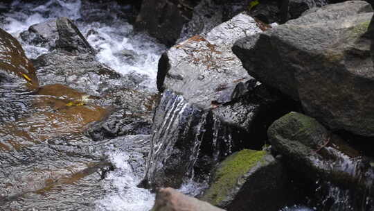 清澈的山涧溪水