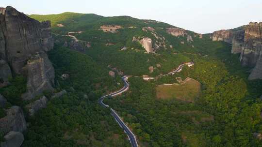 希腊梅特奥拉山区道路的无人机视图