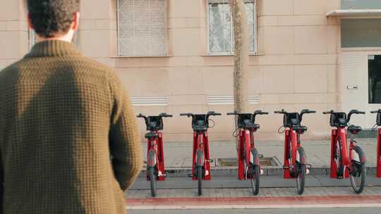 游客在共享停车场乘坐电动脚踏车或自行车旅