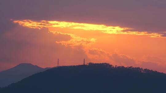 山峰日落延时黄昏夕阳山脉阳光森林夜幕降临