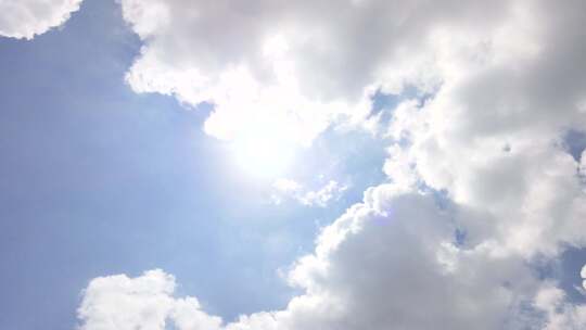 蓝天白云午时的太阳阳光天气延时摄影