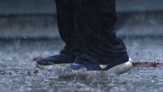 下雨天穿着湿鞋子湿裤子跳舞的男人