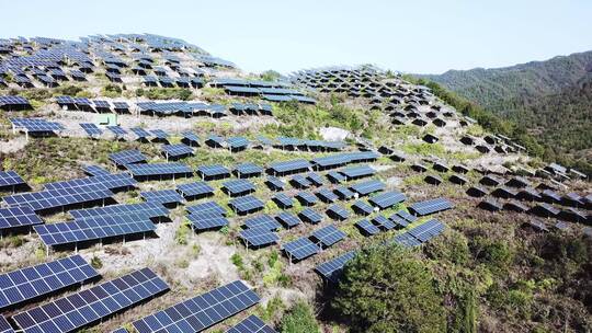 航拍山上光伏太阳能电池板