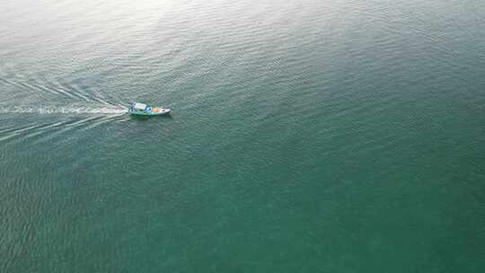 热带海面上的航空船