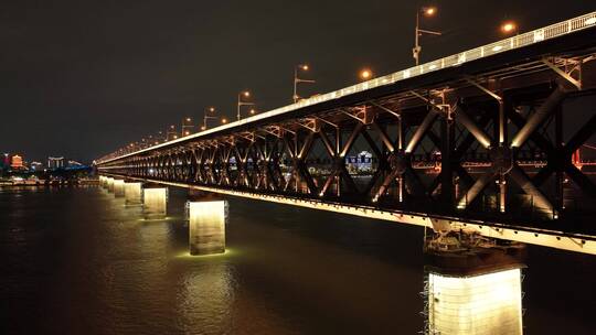 高铁列车驶过武汉长江大桥视频素材模板下载