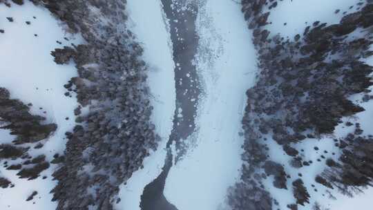 航拍新疆冬季喀纳斯河流晨雾雪山森林雪景