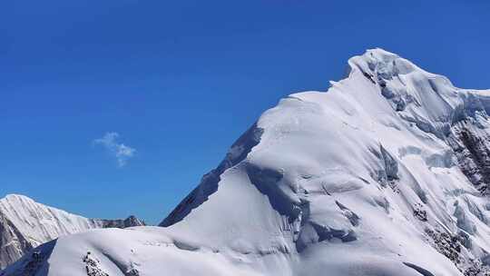 航拍川西横断山脉勒多曼因雪山山脊线风光