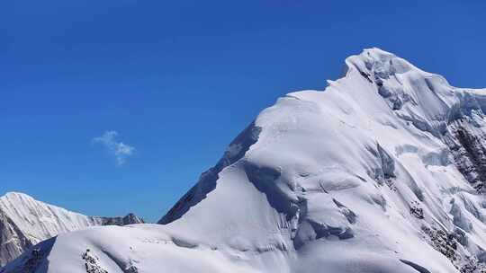 航拍川西横断山脉勒多曼因雪山山脊线风光视频素材模板下载