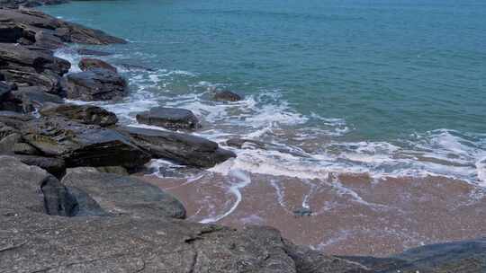 海浪海水冲刷拍打海滩礁石