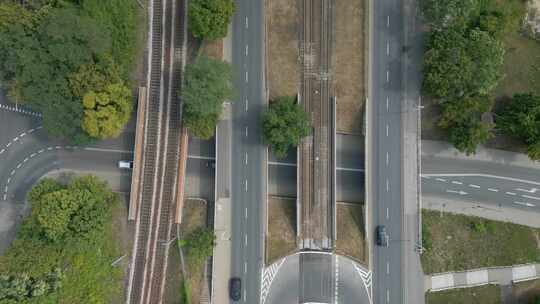 现代有轨电车穿越华沙市中心城市道路的自上