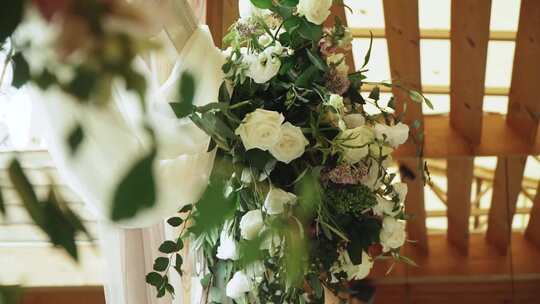 特写波西米亚婚礼木拱门装饰有柔和的花朵和