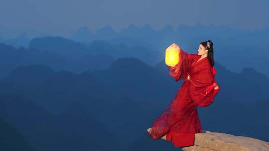 红衣古装女子持灯于山间起舞mv