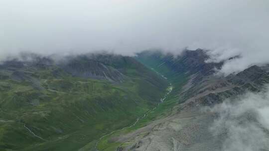 航拍四川甘孜贡嘎山区乌库楚沟草原牧场风光